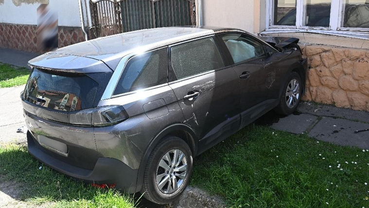 Gyerek lépett a gázra, áttörte a kaput, és házba csapódott az autó Kaposváron