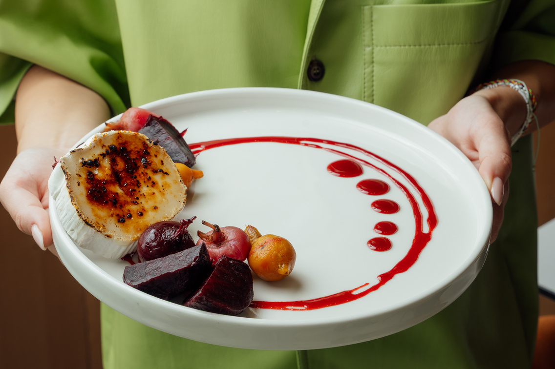 Egy kiváló vegetáriánus előétel a céklamozaik grillezett kecskesajttal