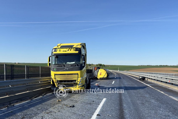 Ilyet is ritkán látni: tejben úszott az M6-os