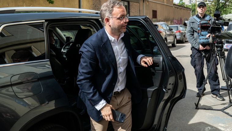 Így érkeztek meg a fideszes politikusok a választmányi ülésre