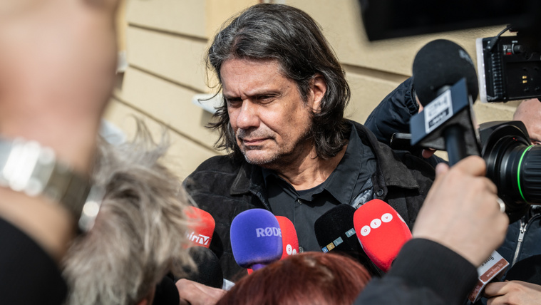 Így érkeztek meg a fideszes politikusok a választmányi ülésre