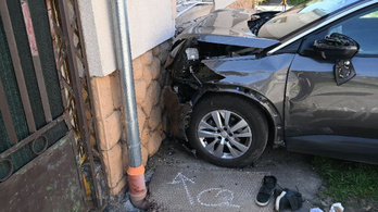 Rosszabb ötlete nem is lehetett volna a kaposvári anyának, aki autóstul rontott a szomszédba