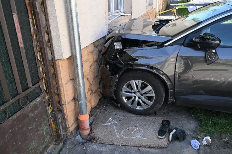 Rosszabb ötlete nem is lehetett volna a kaposvári anyának, aki autóstul rontott a szomszédba