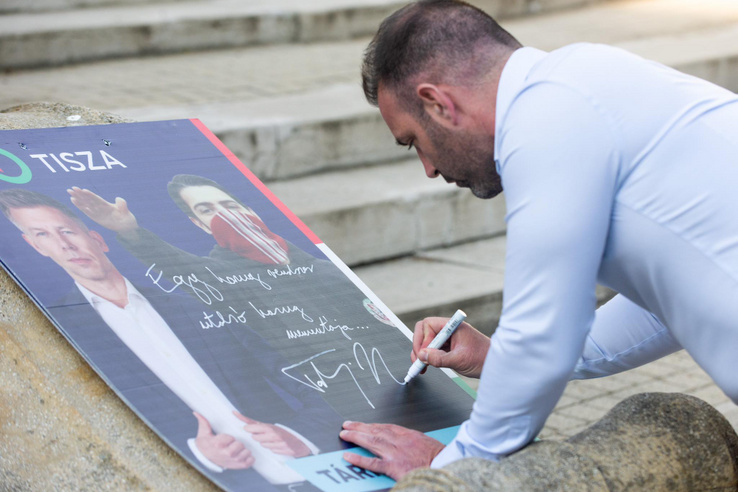 Tárkányi Zsolt árverésre bocsátja a róla készült karlendítős lejárató plakátokat