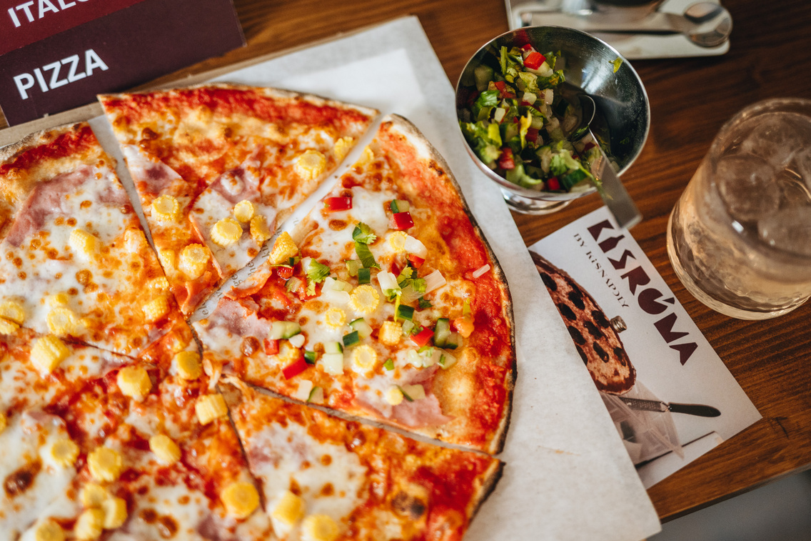 Az ananászos salátát a pizzára is tehetjük, vagy mellé is ehetjük