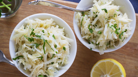 Ropogós karalábésaláta citromos öntettel