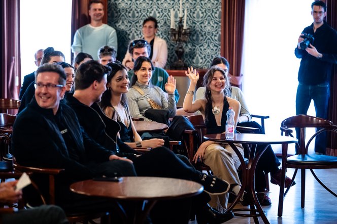 Fedetlen keblek, libbenő szoknyák