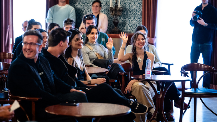 Fedetlen keblek, libbenő szoknyák