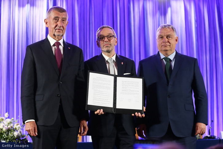 Andrej Babis (balra), Herbert Kickl (középen), valamint Orbán Viktor (jobbra), nyilatkozik a közös sajtótájékoztatón Bécsben, 2024. június 30-án. Az osztrák Szabadságpárt (FPÖ), a magyar Fidesz – Magyar Polgári Szövetség, valamint a csehországi Elégedetlen Polgárok Mozgalma (ANO) képviselői Bécsben találkoztak, és az Európai Parlamentben (EP) „Patrióták Európáért” néven szövetséget hoztak létre