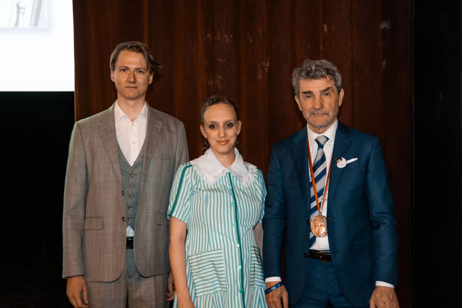 Martinkovics Máté és Sodró Eliza vehette át 2026. április 23-án a Janikovszky Éva-díjat az írónő fiától, Janikovszky Jánostól.