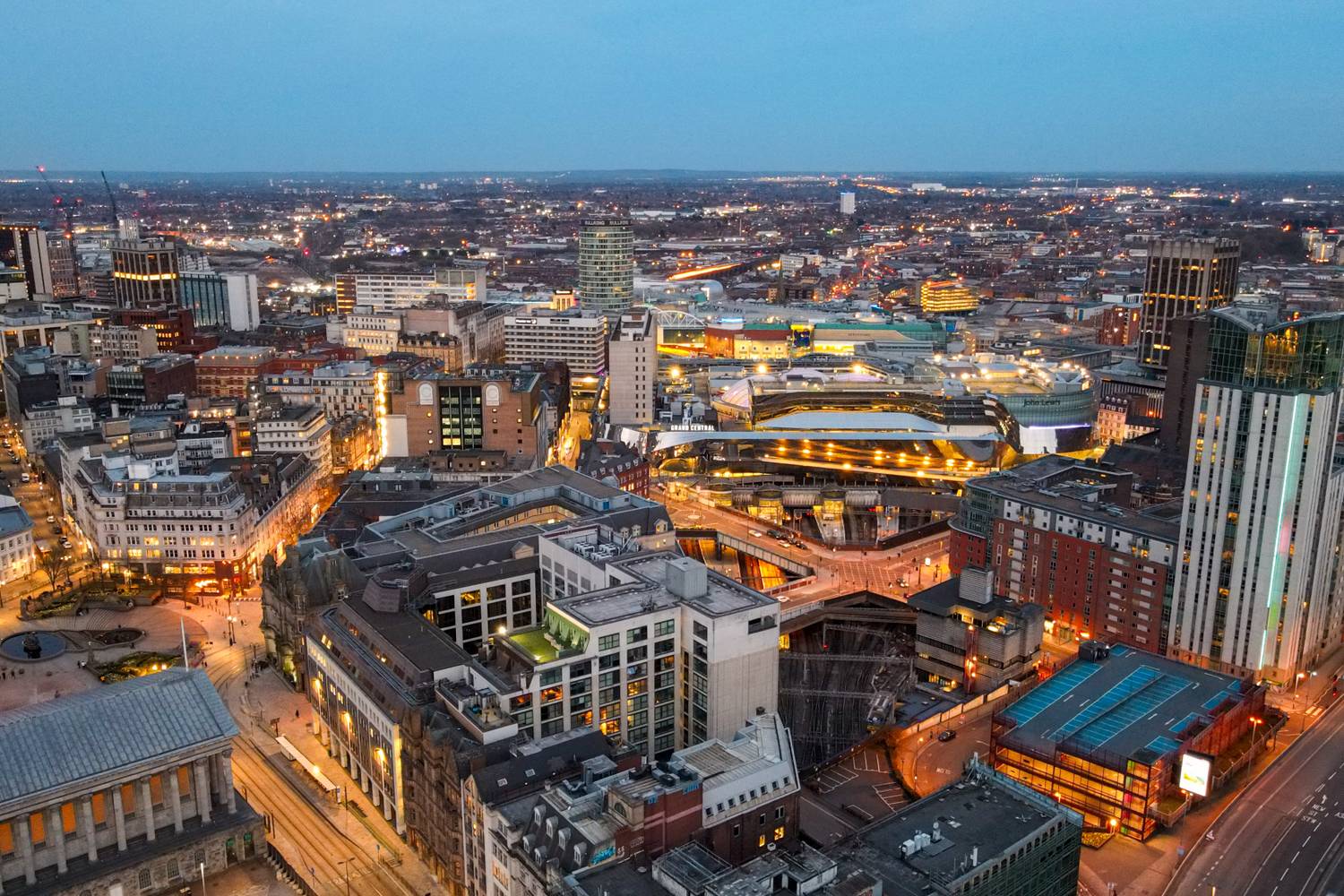 Birmingham egyes városrészeiben magasabb a bűnözési ráta, különösen az erőszakos és vagyon elleni bűncselekmények terén. A turisták ritkábban kerülnek közvetlen veszélybe, de bizonyos környékeken este már kevésbé biztonságos a közlekedés.