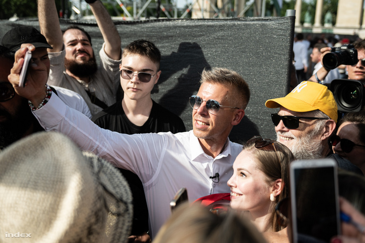 Magyar Péter képet készít egyik tüntetésének résztvevőivel 2024. június 8-án