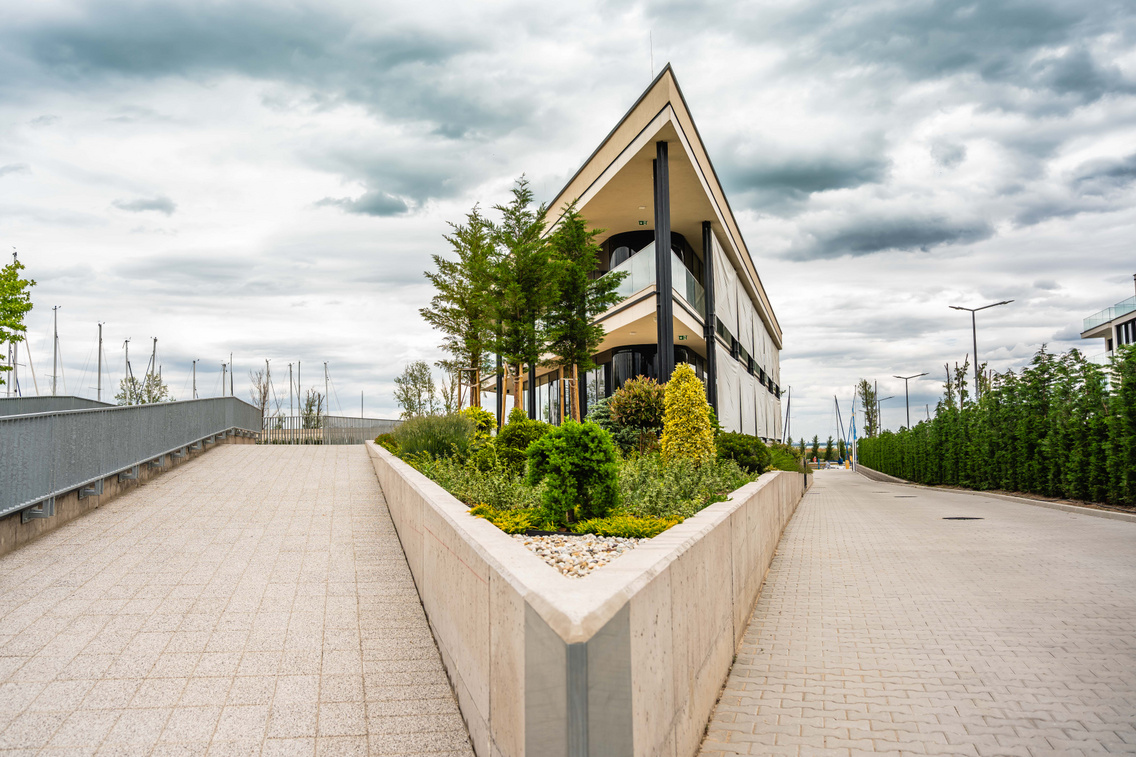 Az étterem az Ypsilon Yacht Clubban található