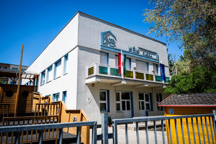 Alvó kisgyerekek közé lőtt be a solymári óvodába a 71 éves férfi