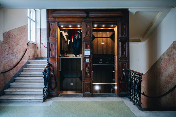 Hamarosan bárki utazhat a BKV-székház máig működő páternoszterével