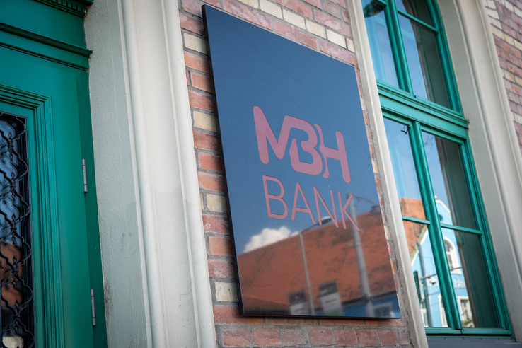 Erősebb forintot és csökkenő kamatokat hozhat a Tisza