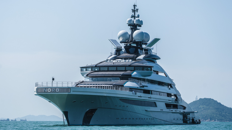 Putyin oligarchájának luxusjachtját óriási játszmával menekítették ki a Hormuzi-szoroson