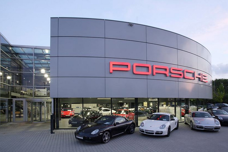 Élelmiszerboltot nyitnak az egykor legendás Porsche szalon helyén