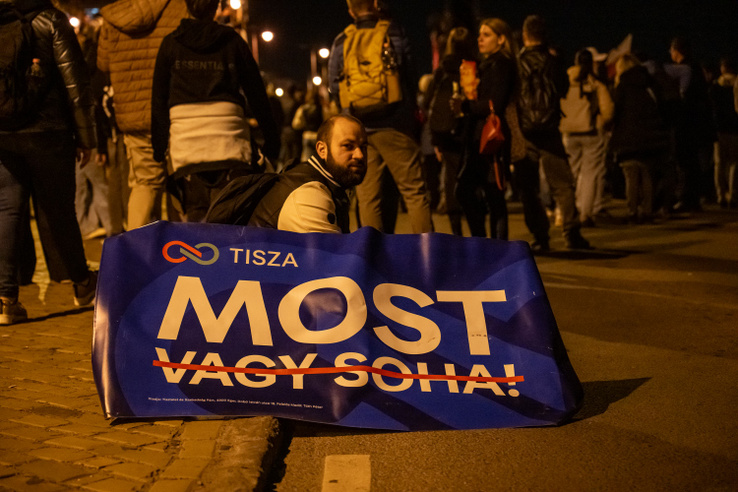 Brüsszel célkeresztjében Orbán és Magyar közös csodafegyvere – miközben az EU napi 500 milliót veszít