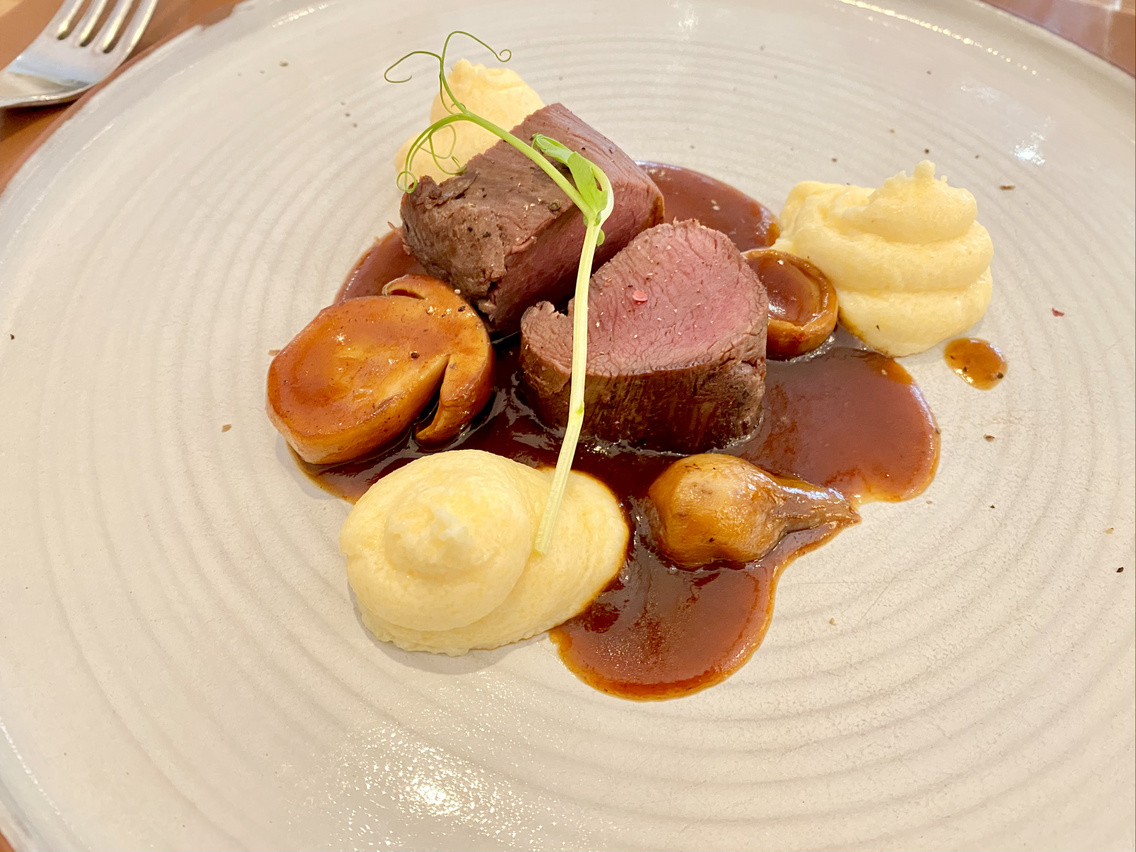 Vaddisznóbélszín, kecskesajtos polenta, vargányajus