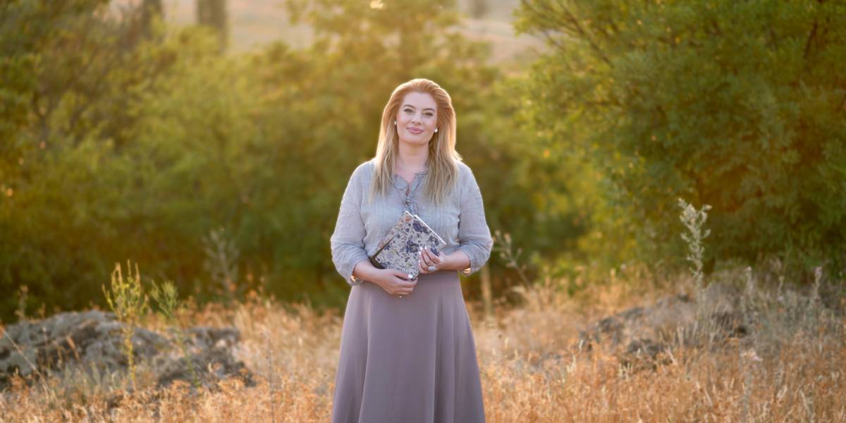 „Számomra a tihanyi apátság pont olyan, mint egy világítótorony, ami mindig utat mutat” – Interjú Karády Anna íróval