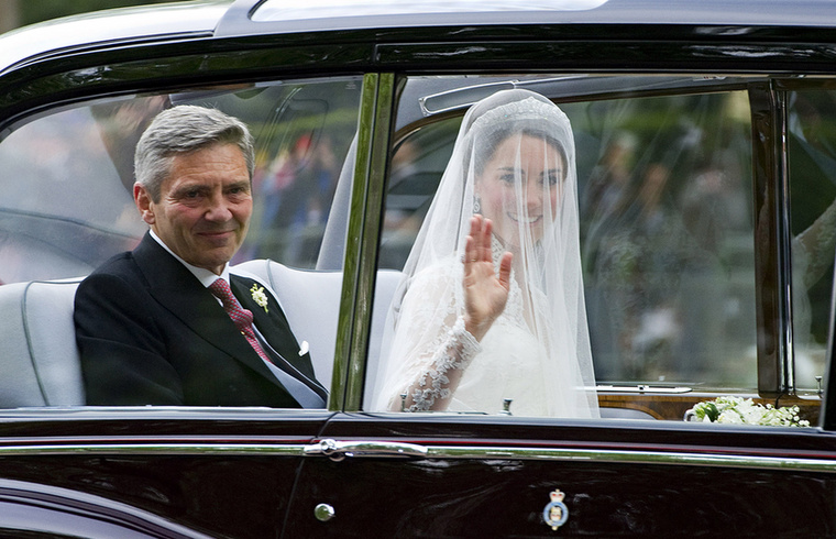 Katalin hercegné szakított a hagyományokkal, amikor egy Rolls-Royce-ban érkezett megAz esküvő szervezése során Katalin meglepte a királyi udvart, amikor bejelentette, hogy a Westminster-apátsághoz egy 1977-es Rolls-Royce Phantom VI autóval szeretne érkezni a hagyományos, lovak húzta hintó helyett