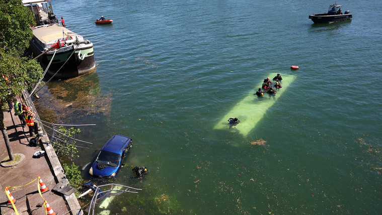 Utasaival a fedélzetén a Szajnába zuhant egy busz