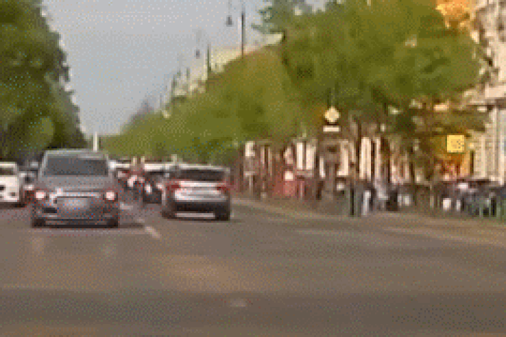 Videón, ahogy elgázolnak egy motorost az Oktogonon