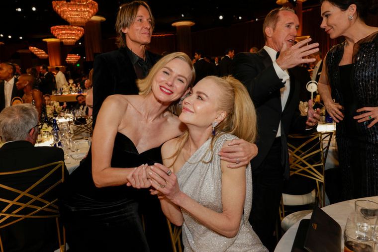 Nicole Kidman és Naomi WattsMíg a showbiznisz világában gyakran próbálják egymás ellen fordítani a nőket, Naomi Watts és Nicole Kidman a hosszú távú, egészséges női barátság egyik legszebb példája