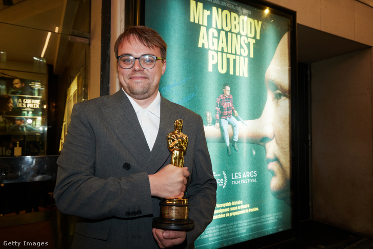 Pavel Talankin Oscar-díjával a Senki tanár úr Putyin ellen című film plakátja mellett Párizsban 2026. március 27-én