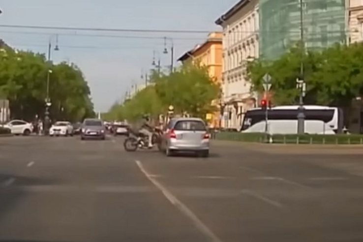 Áthajtott a piroson, elcsapott egy motorost az Oktogonnál