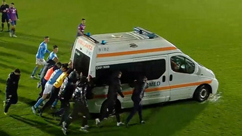 Elakadt mentőautót toltak le a pályáról a focisták a román meccsen