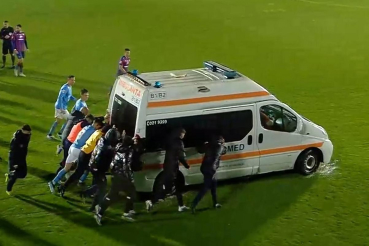 Elakadt mentőautót toltak le a pályáról a focisták a román meccsen
