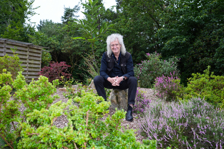Letiltották Brian May akcióját, pedig a Queen gitárosa csak nárciszt akart ültetni