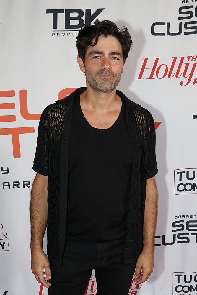 Adrian GrenierBár technikailag nem lehet kivágni valakit egy filmből, ha nem is forgatott jelenetet, mégis érdemes megemlíteni Adrian Grenier hiányát