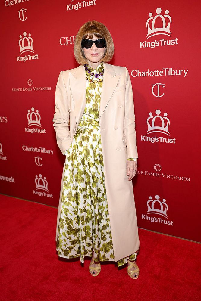 Anna WintourA Vogue korábbi főszerkesztője nélkül nem létezhetne Az ördög Pradát visel film sem, hiszen az eredeti mozi alapjául szolgáló könyvet az ő korábbi asszisztense, Lauren Weisberger írta