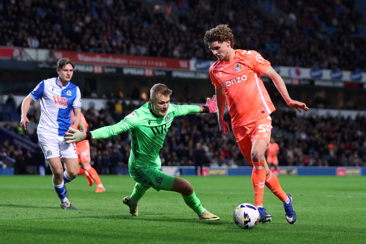 Brillírozott a magyar válogatott kapusa, ha nem ő véd, kitömik a Blackburn Roverst