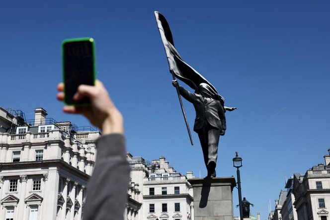 A semmiből húzott fel egy szobrot Londonban Banksy