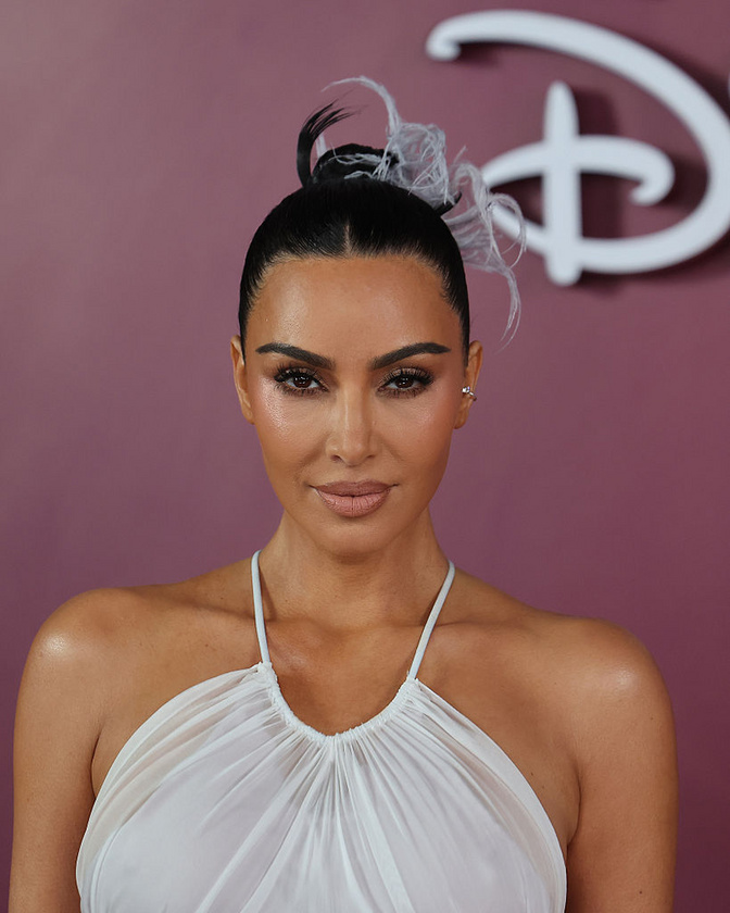 Kim KardashianKim Kardashiant többször is kritizálták, amiért elszakadtnak tűnik a valóságtól, például amikor egy drága fülbevaló elvesztése miatt hisztizett