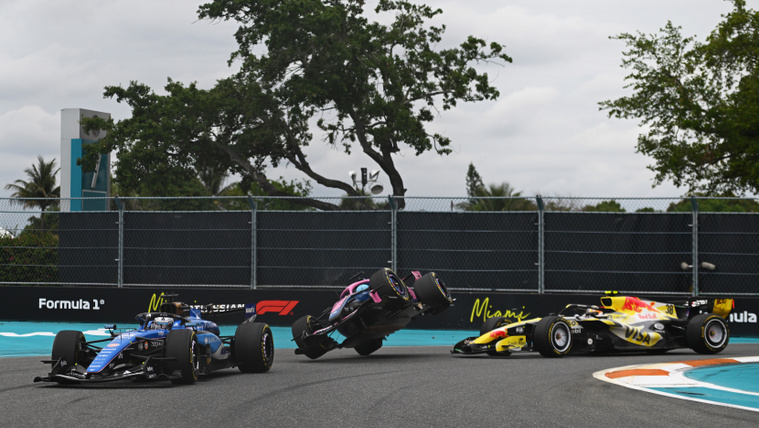 Pierre Gasly (középen) és Liam Lawson (jobbra) koccanása