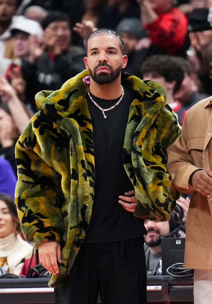 DrakeA rapper a 2022-es Sticky című dalában arról beszél, hogy azért nem ment még el soha a gálára, mert a meghívó csak egy személyre szól, így nem veheti magával az egész csapatát.
