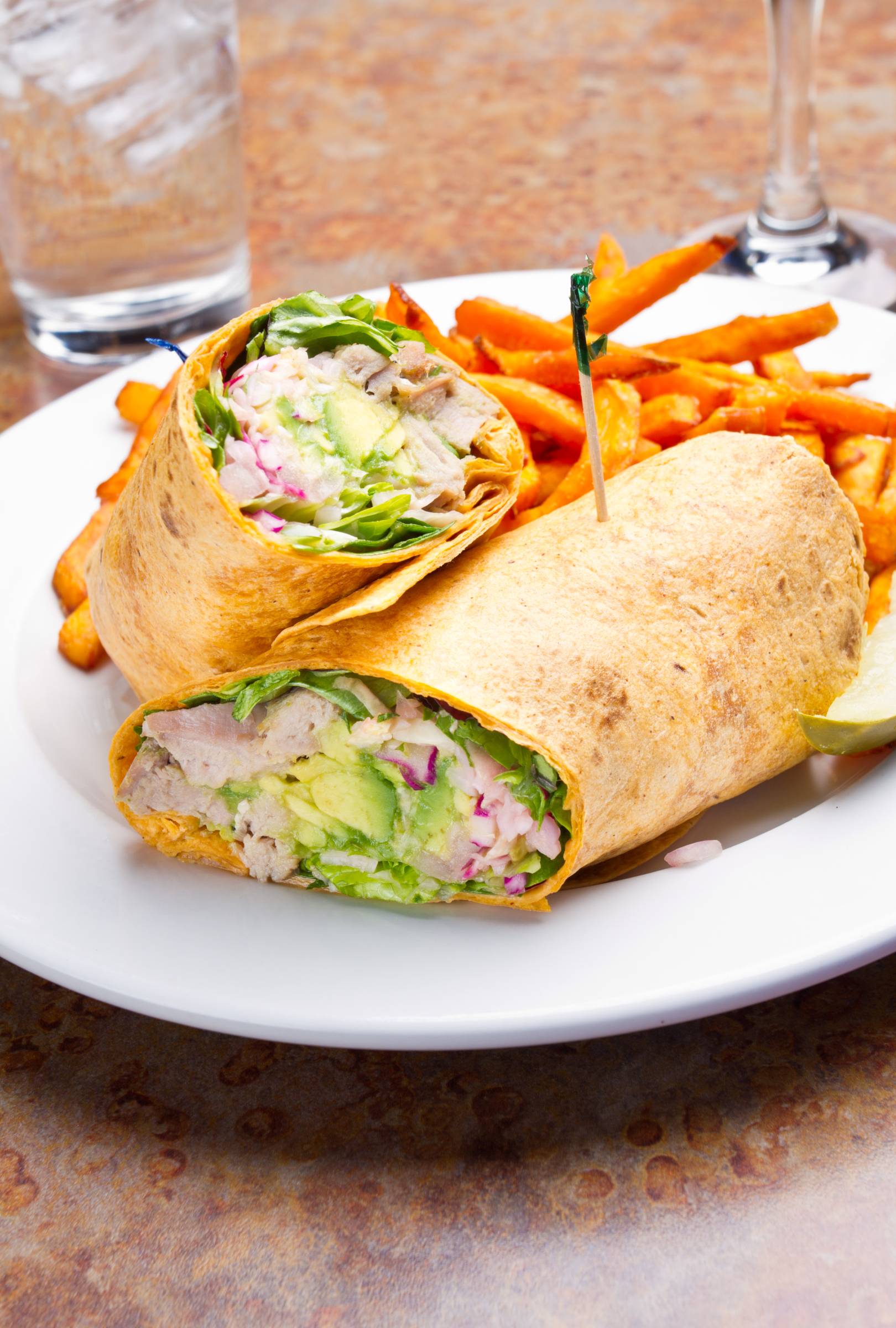 A tonhalas, avokádós wrap egy szuper gyors és egészséges ebédötlet.