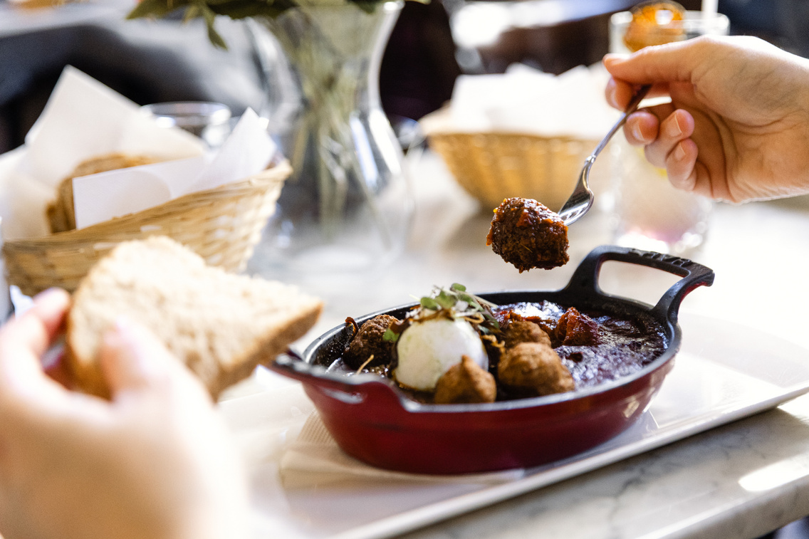 Shaksuka falafellel vagy húsgolyóval