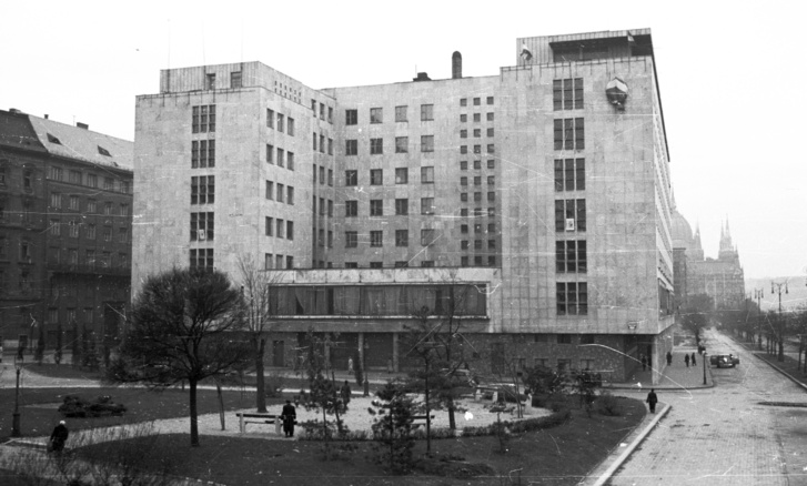 A Képviselői Irodaház épülete 1956-ban