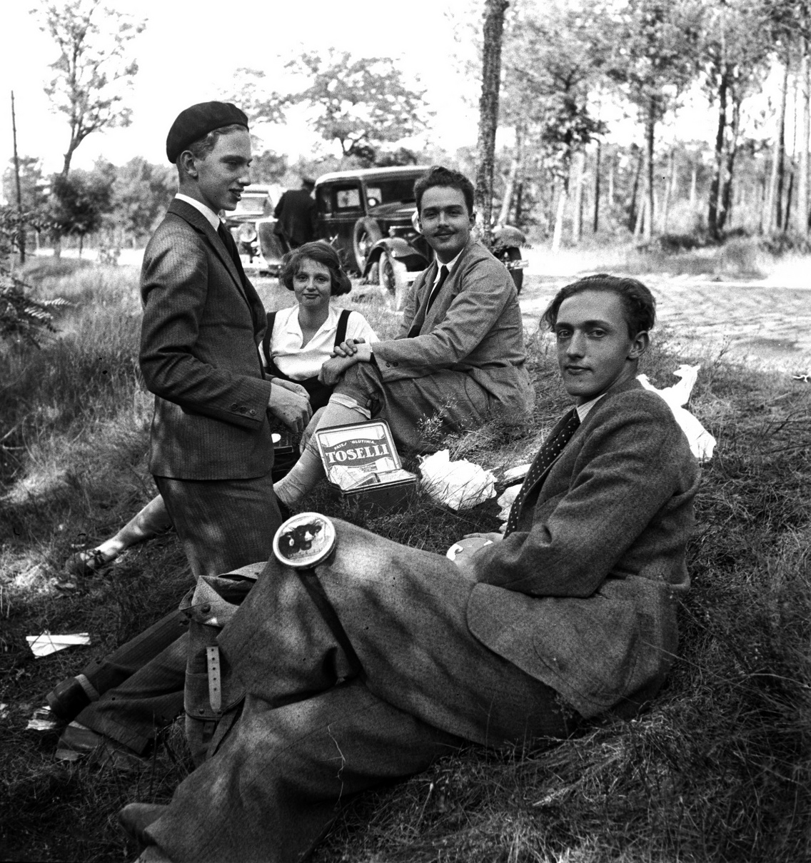 Főhercegi piknik az árokparton: Habsburg Károly Lajos, Sarolta, Ottó és az előtérben Róbert, 1934