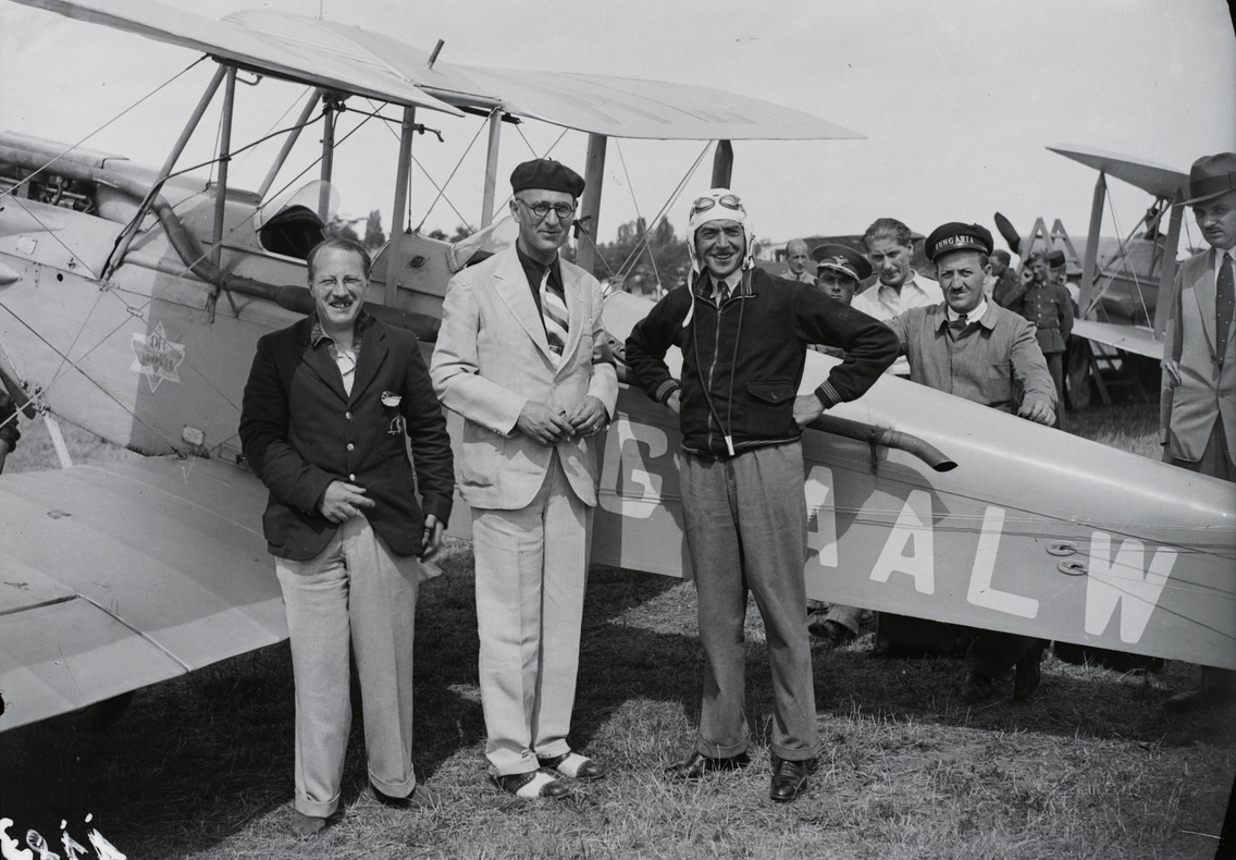 Az 1935. július 11–15. közötti II. Magyar Pilóta Piknik angol résztvevői De Havilland Gipsy Moth-típusú repülőgépük előtt
