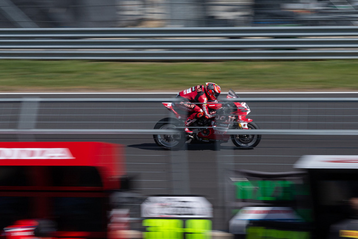 Nézz be a Superbike-világbajnokság balatoni kulisszái mögé!