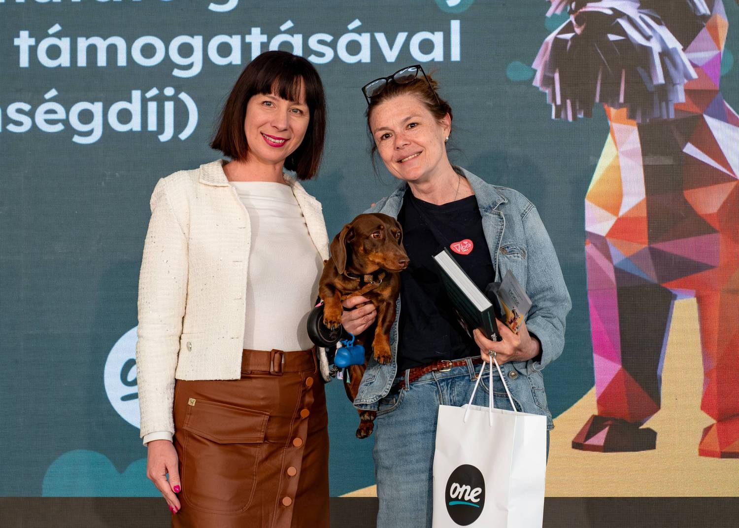 Reiber Gabriella, az Indamedia magazinportfólió-igazgatója adta át a ONE támogatásával a Példamutató gazdi díjat Györgyi Anna színésznőnek a május elsejei DOGZ Fesztiválon.