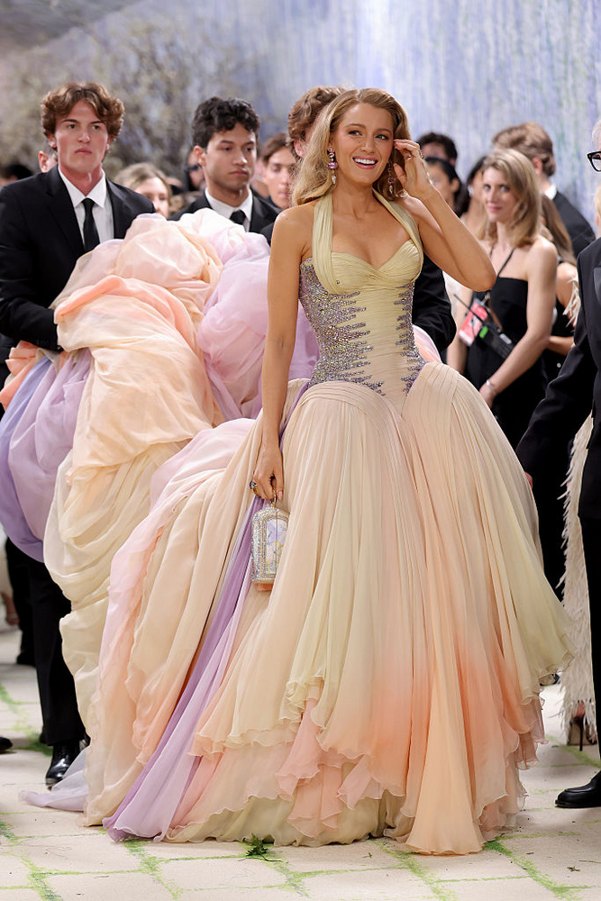 Blake LivelySokakat meglepett, de botrányai ellenére az idei Met-gálán újra részt vett Blake Lively is, akit sokáig az esemény koronázatlan királynőjének tartottak.