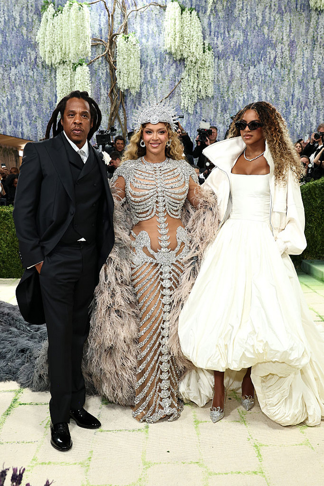 Beyoncé, Blue Ivy Carter és Jay-ZAz este egyik társelnöke Beyoncé volt, aki férjével és legidősebb lányával érkezett meg az eseményre az utolsók között